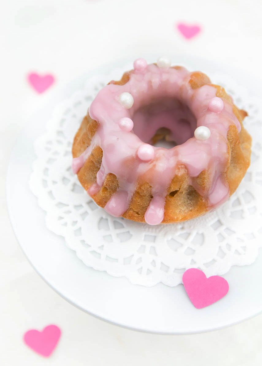 Minigugelhupf zum Valentinstag mit rosa Zuckerguss und Preiselbeeren