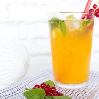 Orangenlimonade selber machen mit Johannisbeeren und Minze - ein Sommerdrink ohne Alkohol