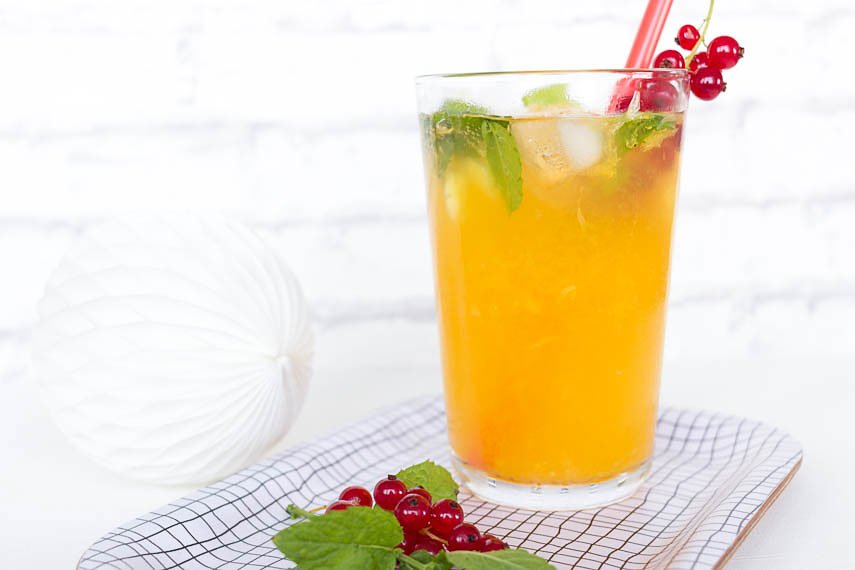 Orangenlimonade selber machen mit Johannisbeeren und Minze - ein Sommerdrink ohne Alkohol