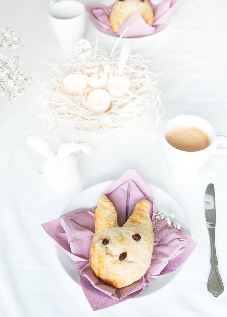 Ostern backen: Rezept für Osterhasen aus Hefeteig und die perfekte Tischdecke fürs Osterfrühstück