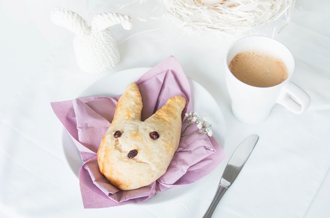 Rezept Osterhasen backen: Einfache Hasen aus Hefeteig backen - perfekt zum Osterfrühstück