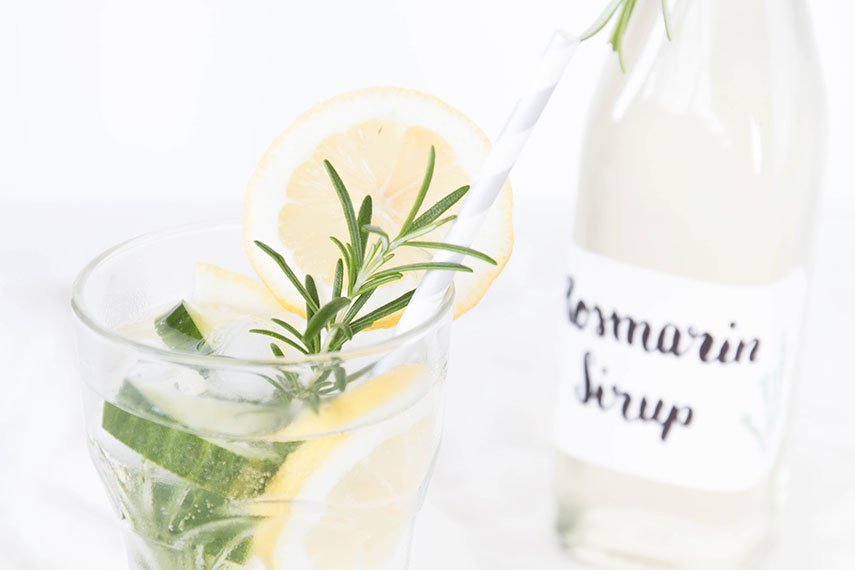 8 coole Getränke für heiße Sommertage: Hausgemachte Limo mit Rosmarin selber machen