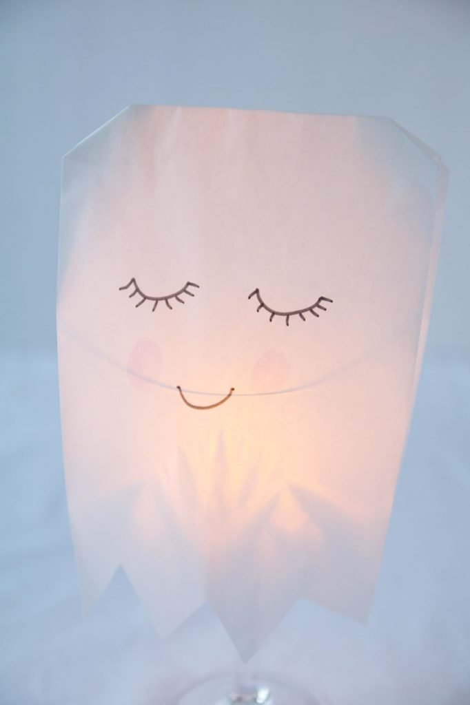 leuchtende Halloween Geister basteln - DIY illuminated Halloween ghots made of paper bags