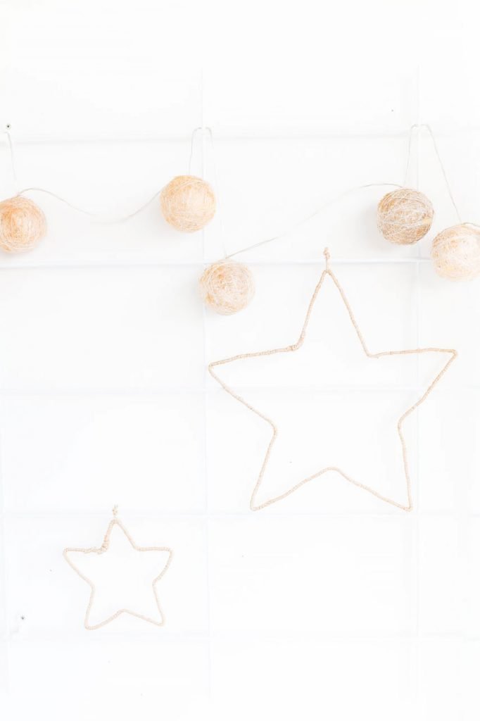 Sterne aus Draht und Juteschnur basteln - perfekt als rustikale Weihnachtsdeko für den Balkon