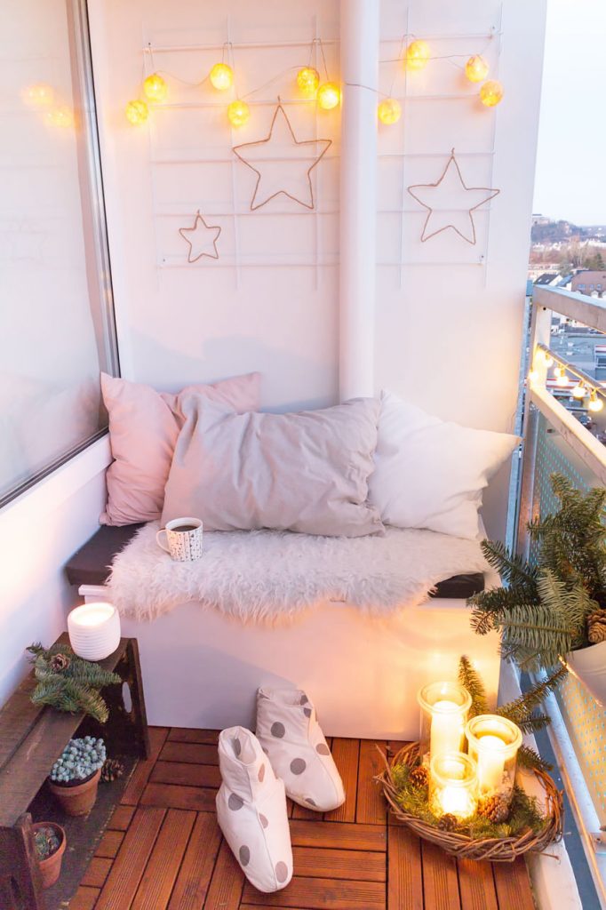Sterne aus Draht und Juteschnur basteln - perfekt als rustikale Weihnachtsdeko für den Balkon