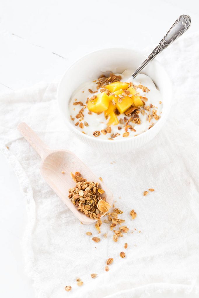 Knuspriges DIY Mango Granola selbst machen - das perfekte Müsli zum Frühstück mit wenig Zucker