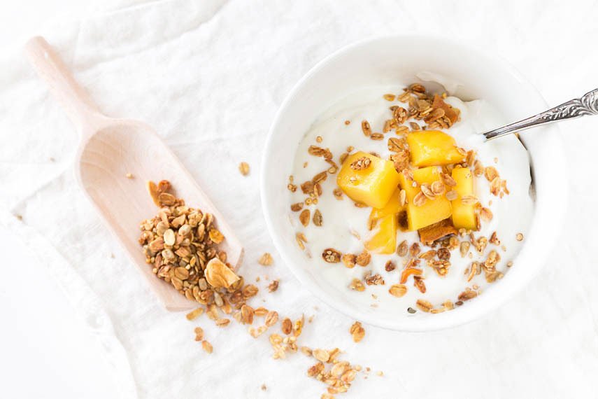 Knuspriges DIY Mango Granola selbst machen - das perfekte Müsli zum Frühstück mit wenig Zucker