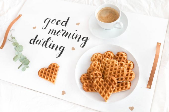 Frühstück zum Valentinstag mit DIY Tablett und selbstgemachten Waffeln