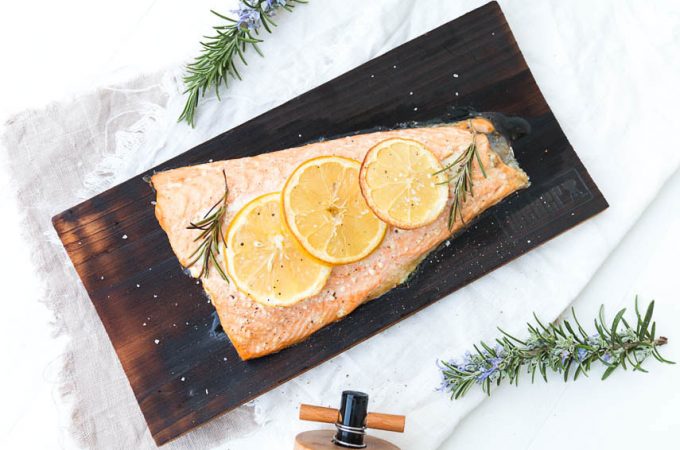 Lachs auf der Planke grillen