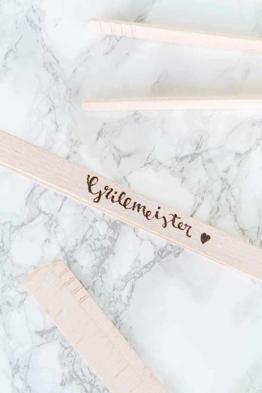 Männergeschenke: Grillzange mit Handlettering in Brandmalerei