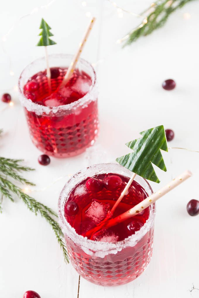 Weihnachtlicher Cranberry Gin Tonic - ein toller Weihnachtsdrink und Aperitif zum Weihnachtsessen 