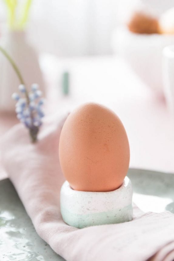 Eierbecher aus Salzteig &amp; Tischdeko für Ostern | ars textura - DIY Blog