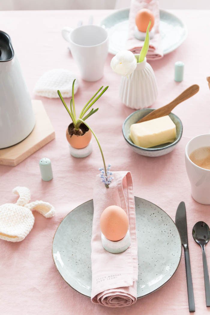 Ostern Dekoration: Eierbecher aus Salzteig selber machen und tolle Tischdeko für das Osterfrühstück | Ostern basteln und Geschirr selber machen | Eierbecher töpfern aus Salzteig mit Rezept | ars textura - DIY Blog