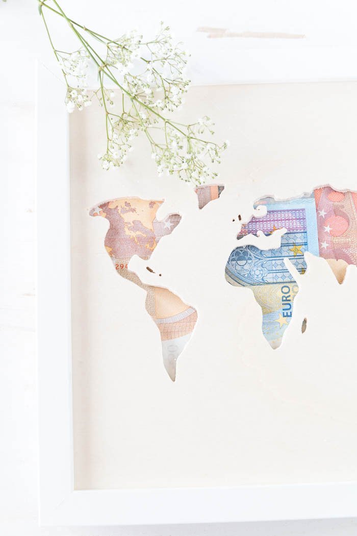 Geldgeschenk zur Hochzeit basteln - Ikea Hack: Ribba mit Weltkarte aus Holz und Geldscheinen - das perfekte DIY Geschenk zur Hochzeit | ars textura - DIY Blog