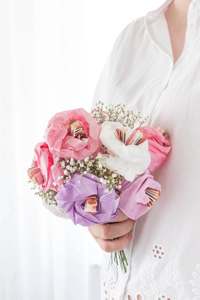 Geschenk zur Hochzeit basteln – Blumen aus Papier und Geldscheinen selber machen | Geldgeschenk Hochzeit - ars textura - DIY-Blog und DIY Ideen