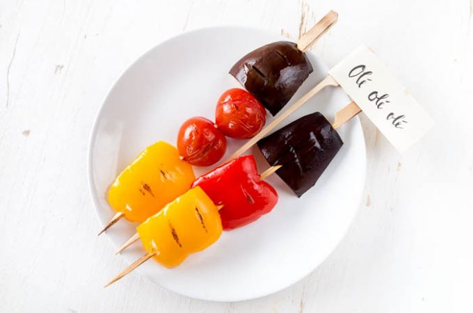 Grillspieße in Deutschland-Farben sind der perfekte Snack für deine WM-Party. Mit Auberginen, Tomaten und Paprika könnt ihr sie ganz leicht machen. | ars textura - DIY Blog