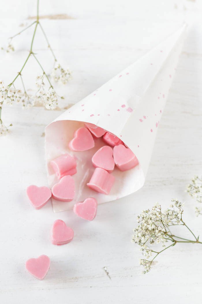 Rosa Schokolade selber machen - DIY Herz-Pralinen selber machen als Geschenk zum Muttertag | ars textura - DIY Blog