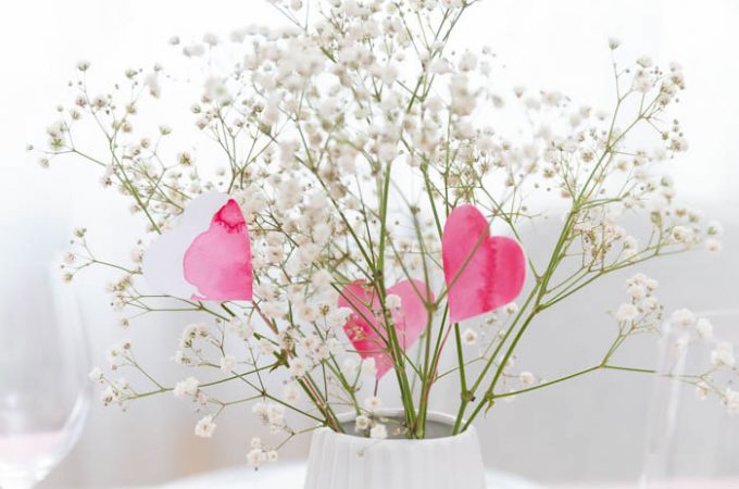 Valentinstag Deko - Herz Blumen und Servietten falten