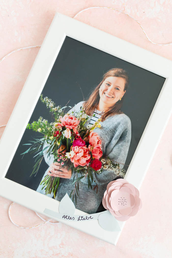 Bilderrahmen mit Blumen verzieren - DIY Geschenk zum Muttertag