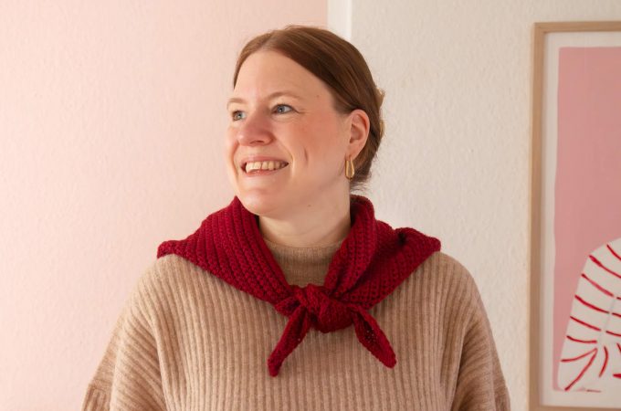 Anleitung Dreieckstuch häkeln: das Halstuch ist ein tolles Projekt für Anfänger, da es nur aus Luftmaschen und festen Maschen besteht #dreieckstuch #häkeln #häkelnlernen