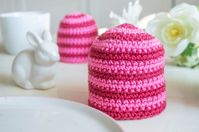 Eierwärmer häkeln mit gratis Schritt für Schritt Video Anleitung. Sie sind ein tolles Häkelprojekt für Anfänger und tolle Tischdeko. #häkeln #häkelanleitung #dopamindecor